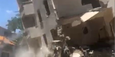 Esenyurt’ta yıkımı yapılan bina bir anda çöktü