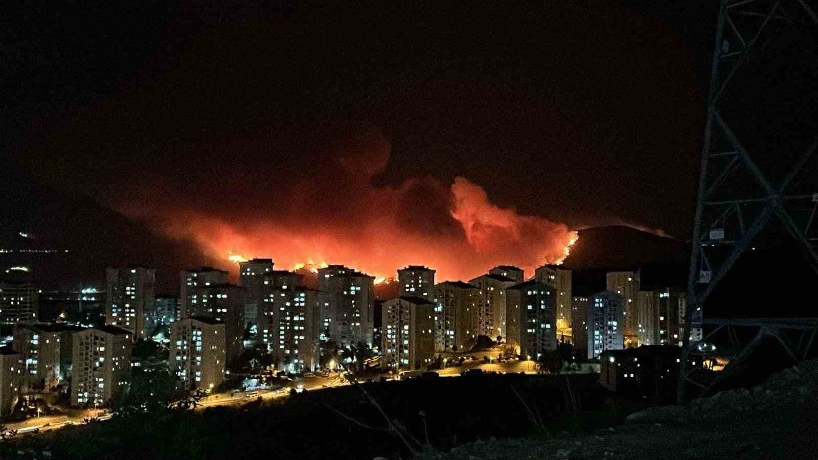 Bursa’daki orman yangını geceyi gündüze çevirdi... Alevler havadan görüntülendi