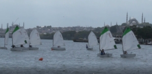 Fatih Belediyesi’nin ev sahipliğinde düzenlenen Optimist Türkiye Takım Şampiyonası, Haliç’te başladı