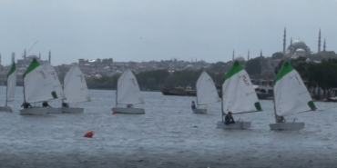 Fatih Belediyesi’nin ev sahipliğinde düzenlenen Optimist Türkiye Takım Şampiyonası, Haliç’te başladı