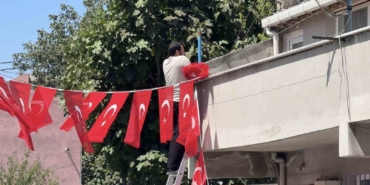 Hatay Şehidi’nin İstanbul’daki baba ocağı bayraklarla donatıldı