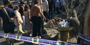 Beşiktaş’ta kaldırımda giden 3 kişinin üzerine ağaç devrildi