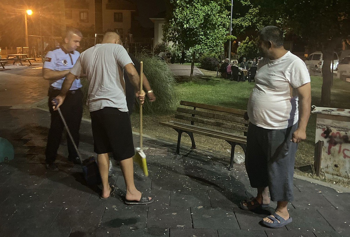 Yalova’da zabıta çekirdek kabuklarını atan vatandaşlara yerleri temizletti