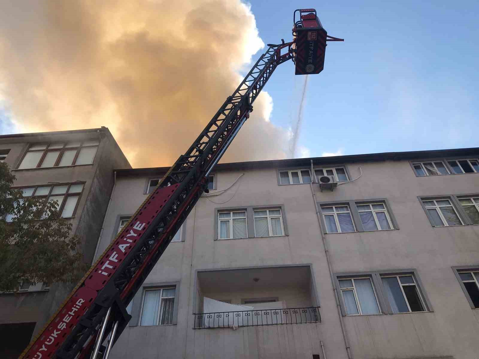 Çatı katını alevler sardı: Mahsur kalan 2 kişi kurtarıldı