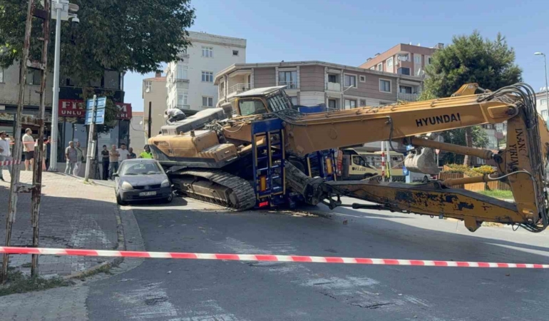 Küçükçekmece’de tırdan düşen iş makinesi araca çarptı