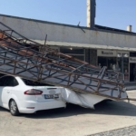 Susurluk’ta park halindeki araçların üzerine tabela devrildi