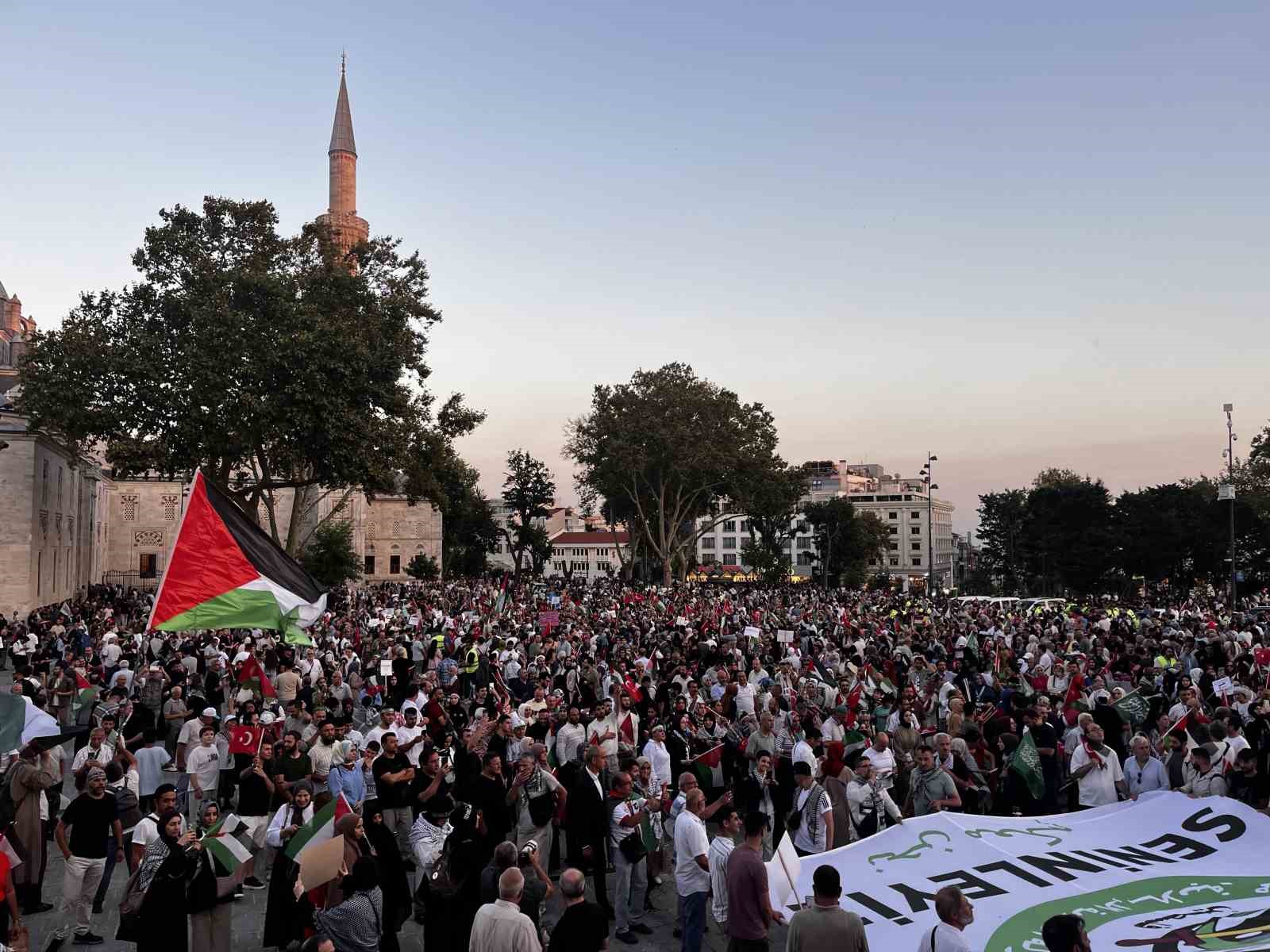 İstanbul’da "Gazze’ye Umut Işığı Ol" yürüyüşü: Binlerce kişi Ayasofya Camii’ne yürüdü