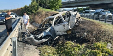 Ümraniye’de kontrolden çıkıp refüje giren otomobil alev alev yandı