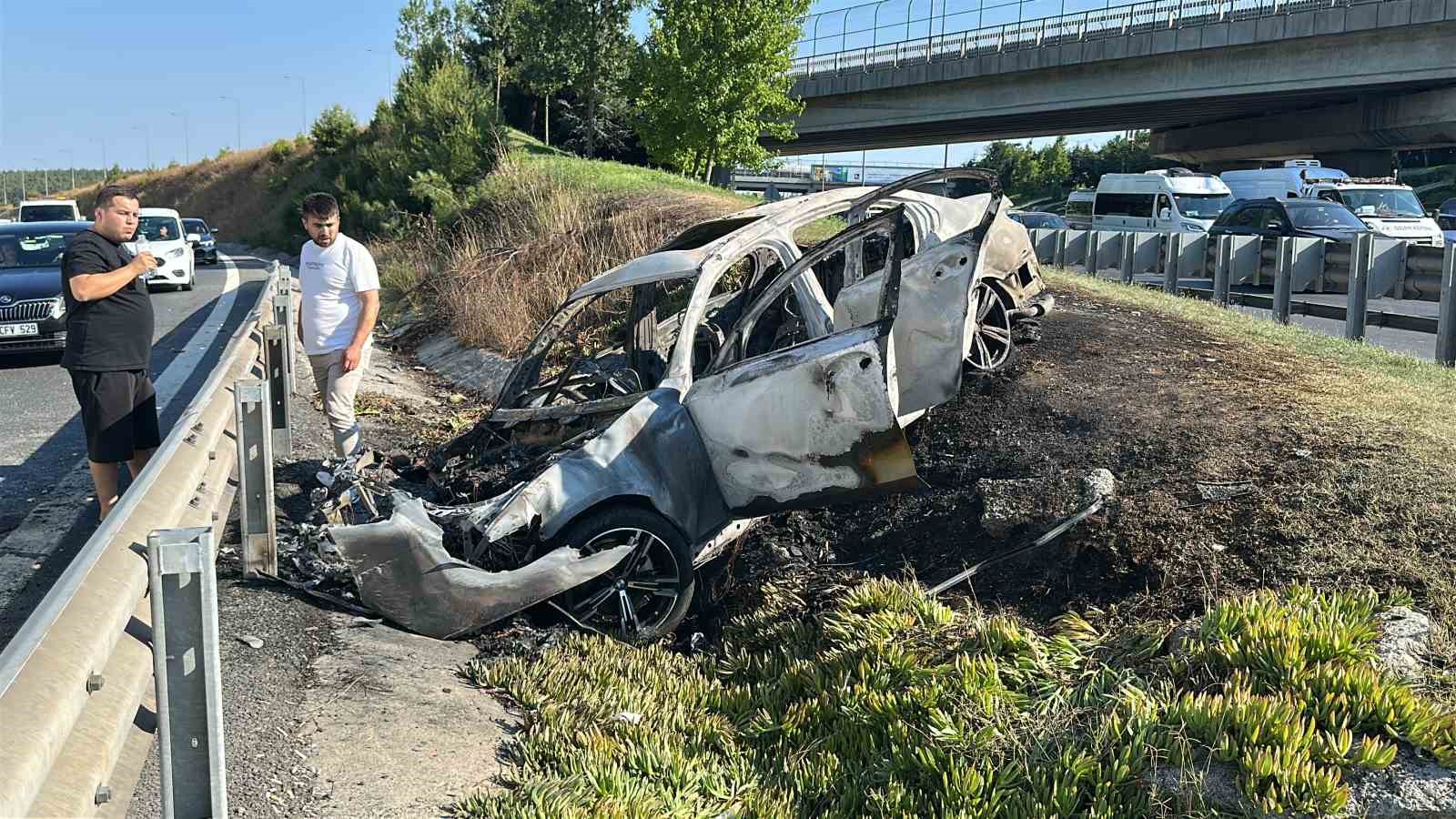 Ümraniye’de kontrolden çıkıp refüje giren otomobil alev alev yandı