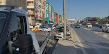 Avcılar E-5 yan yolda refüje çıkan araç elektrik direğine çarptı