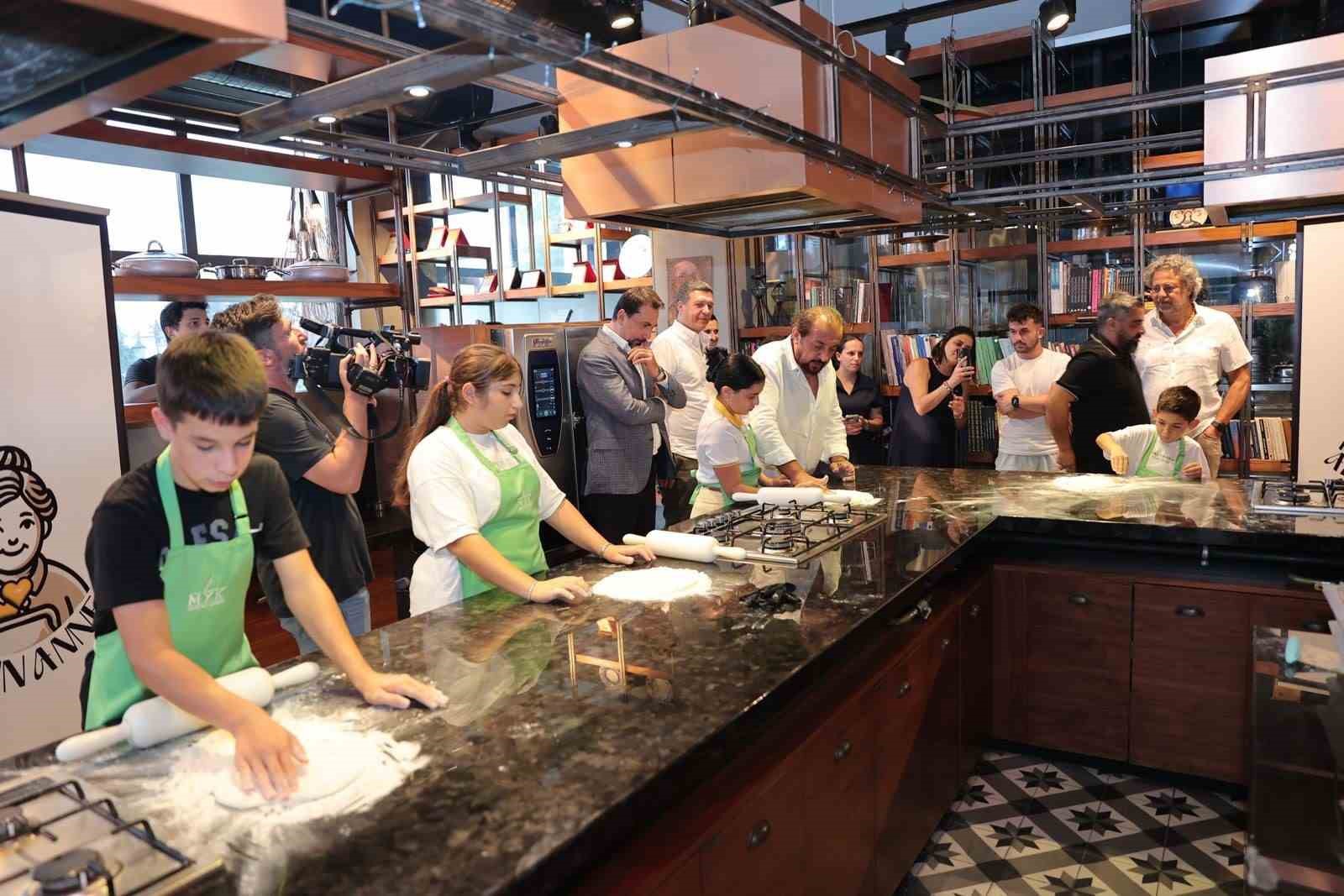 Ünlü Şef Mehmet Yalçınkaya ile minikler mutfağa ilk adımlarını attı