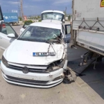 Kontrolden çıkan otomobil benzinlikteki tıra çarptı