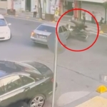 Kazada motosikletten fırlayan sürücü kameraya yansıdı