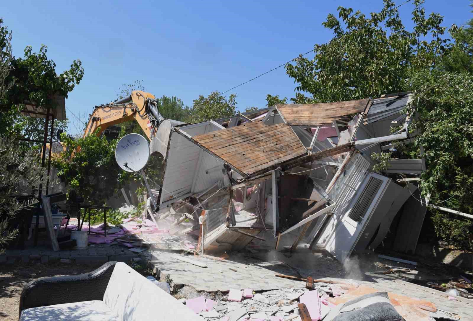 Sit alanına yapılan kaçak yapılar yıkıldı