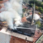 Beykoz’da 3 katlı binanın çatısında korkutan yangın