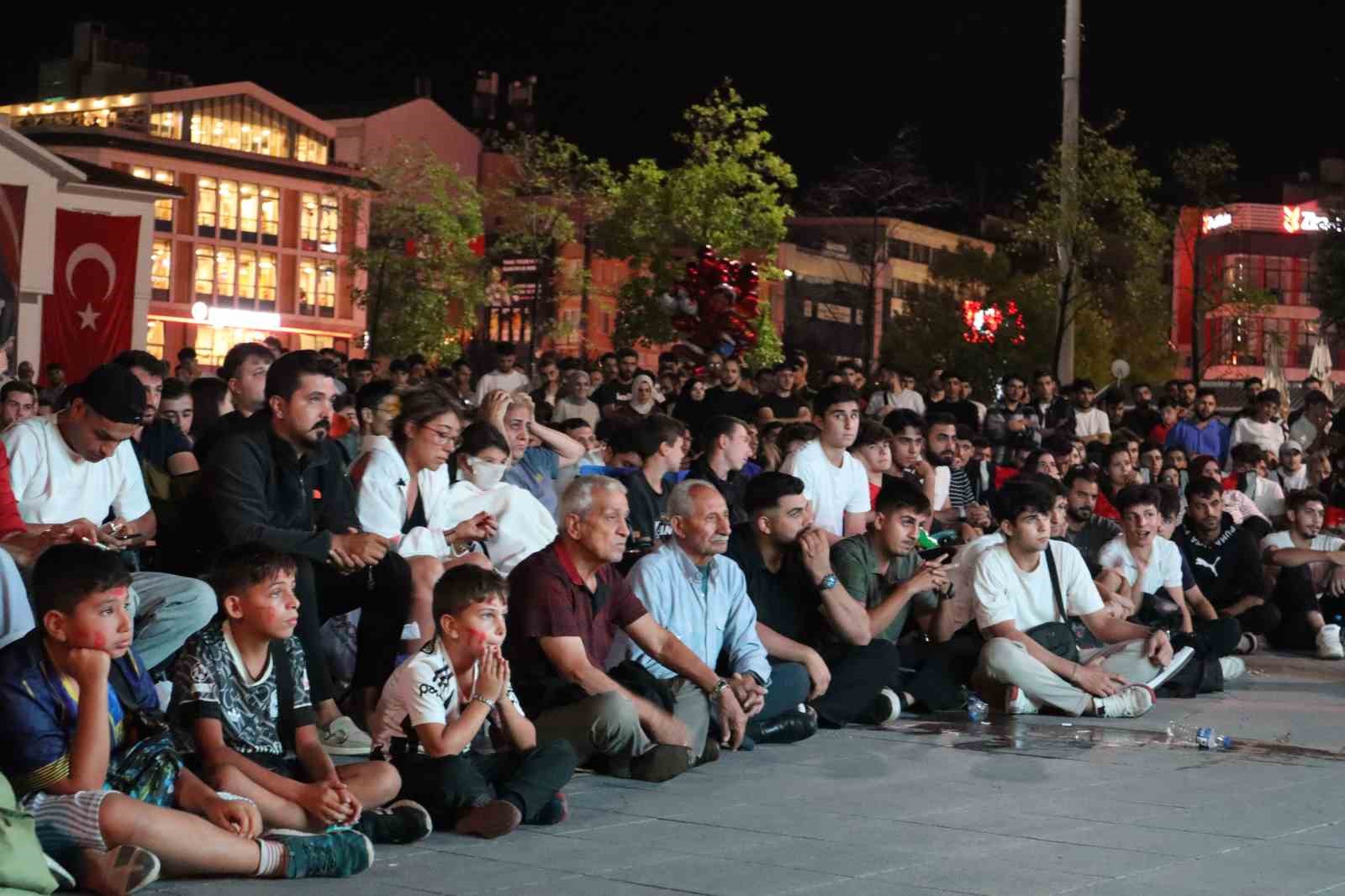 Yalova’da milli takımların maçları dev ekranlarda izlendi