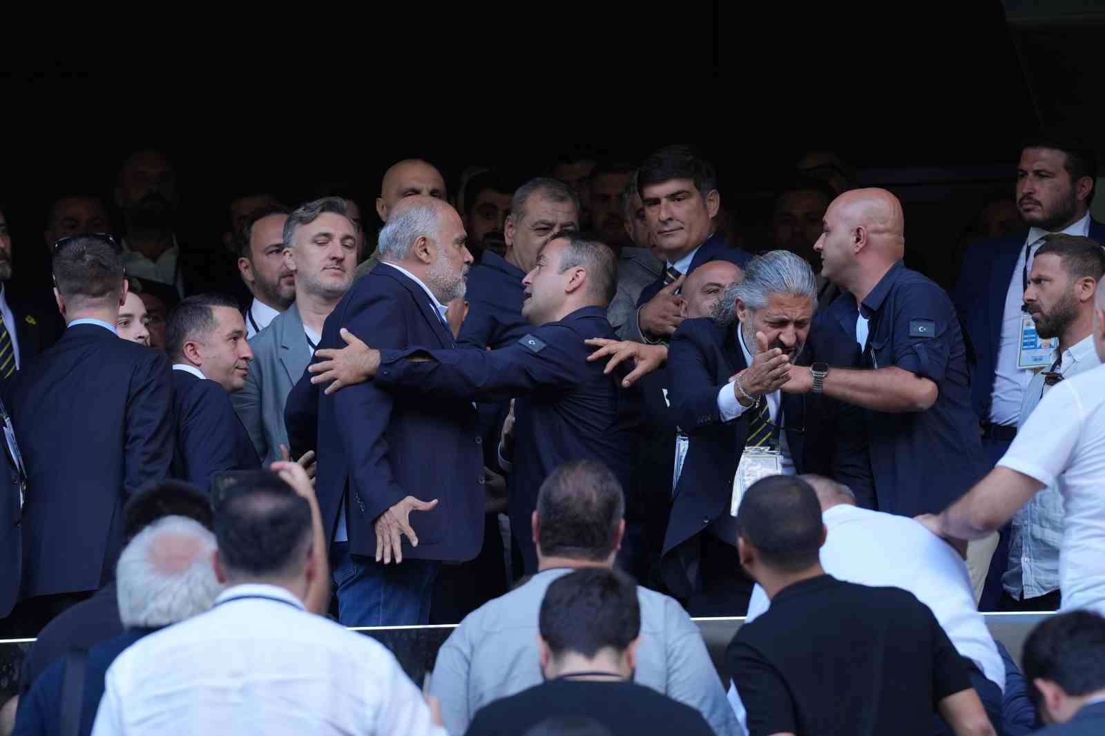 Fenerbahçe kongresinde gerginlik