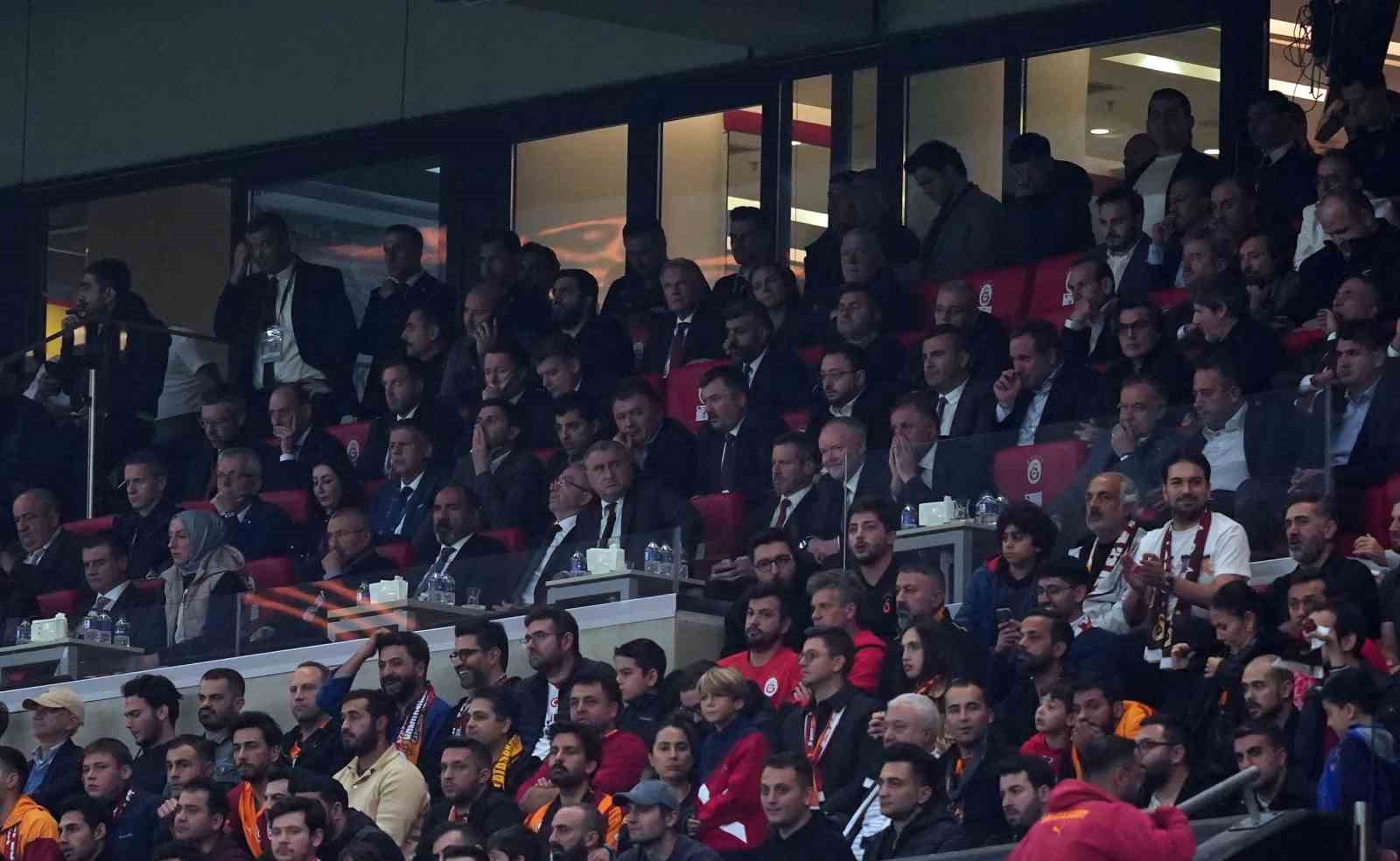 Bakan Bak, Galatasaray - Liverpool maçını takip etti