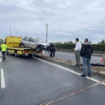 Kamyonla çarpışan otomobil refüje daldı