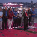 Filistin’e destek için Zeytinburnu’ndan Demokrasi ve Özgürlükler Adası’na kulaç attılar