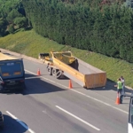 Sultanbeyli’de hafriyat kamyonu dorsesi üst geçide çarptı