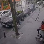 Bayrampaşa’da otomobil bakkaldan koşarak çıkan küçük çocuğa çarptı