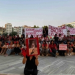 Lüleburgaz Belediyesi önünde oturma eylemi: Eylemciler siyah çelenk bıraktı