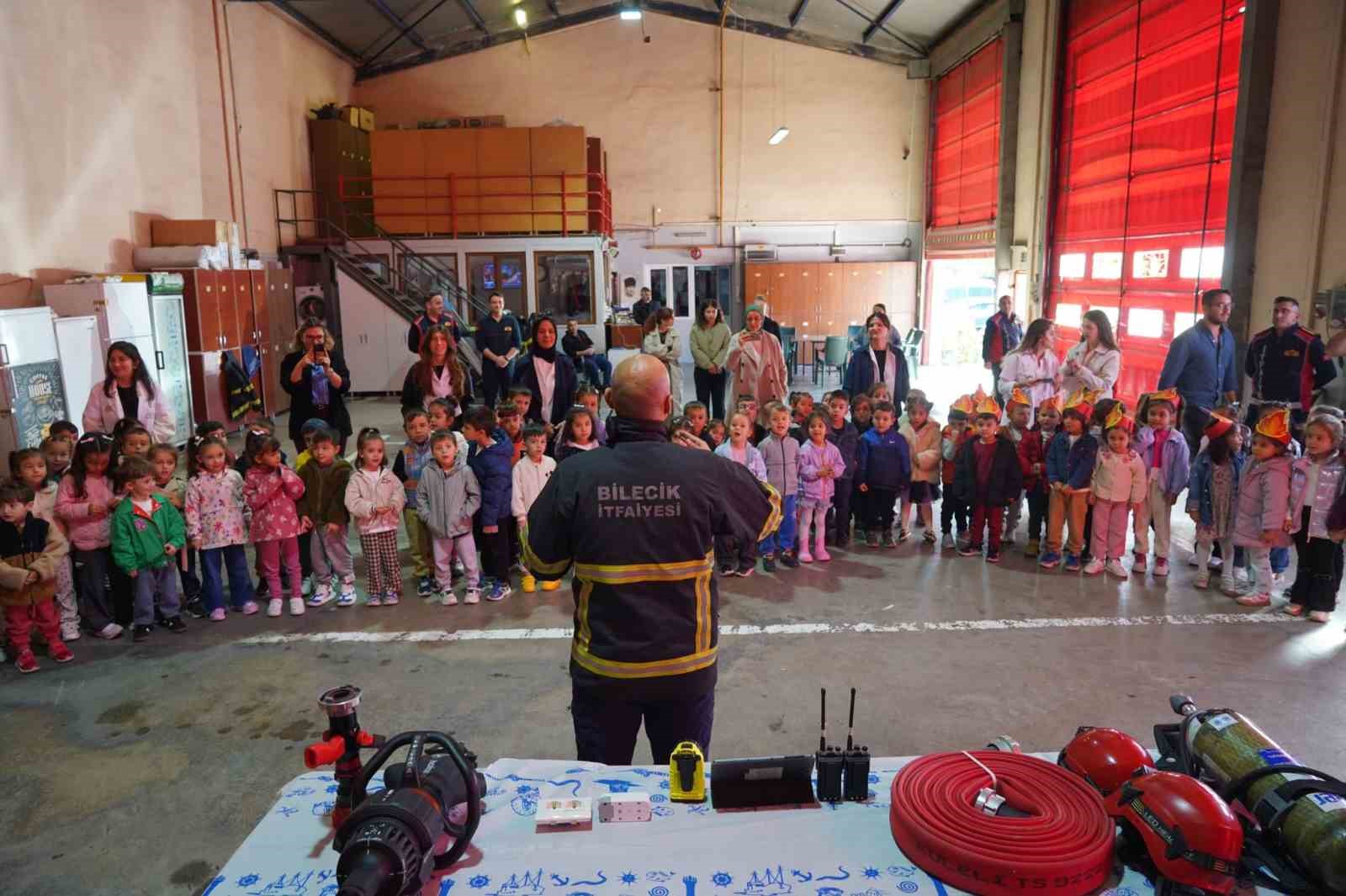 Çocuklar itfaiyecilerle buluştu