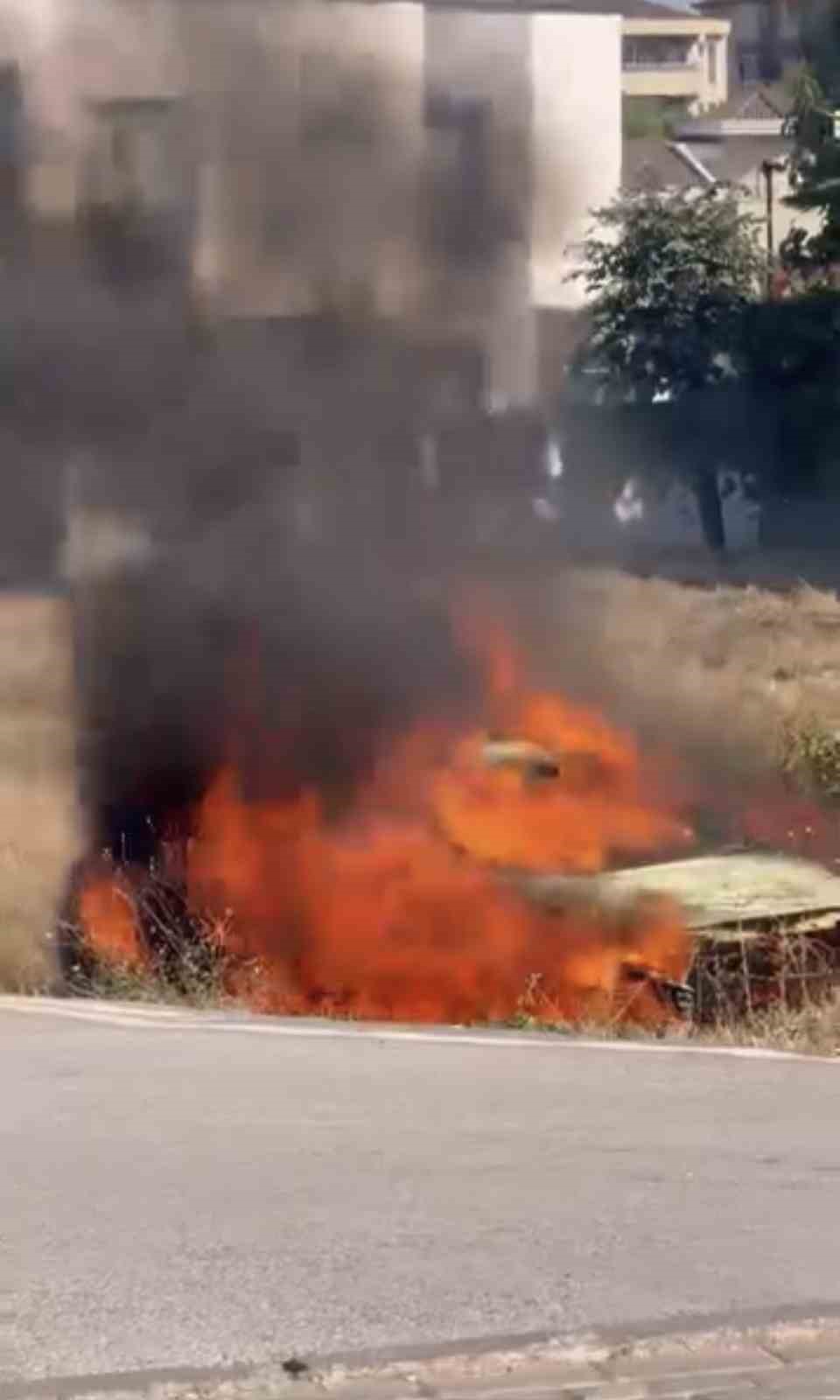 Terk edilmiş otomobil alev alev yandı