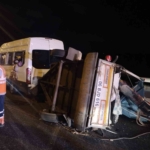 Beykoz’da seyir halindeki servis minibüsü devrildi: 3 yaralı