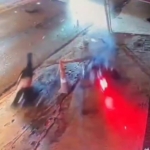Motosikletli gençlerin havada savrulduğu kaza kamerada