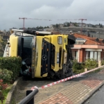 Sarıyer’de sürücüsünün direksiyon hakimiyetini kaybettiği tır devrildi