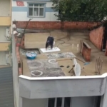 Yağmurlu havada çatıda halı yıkadı, görenler şaştı kaldı