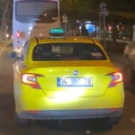 Plakasını kapatan taksi dikkat çekti