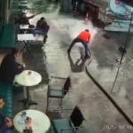 Bayrampaşa’da bir esnaf şov yapayım derken tazyikli suyun azizliğine uğradı, çay içen müşterileri böyle ıslattı