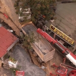 Eyüpsultan’da kazı alanına saplanan kamyon vinç yardımıyla kurtarıldı