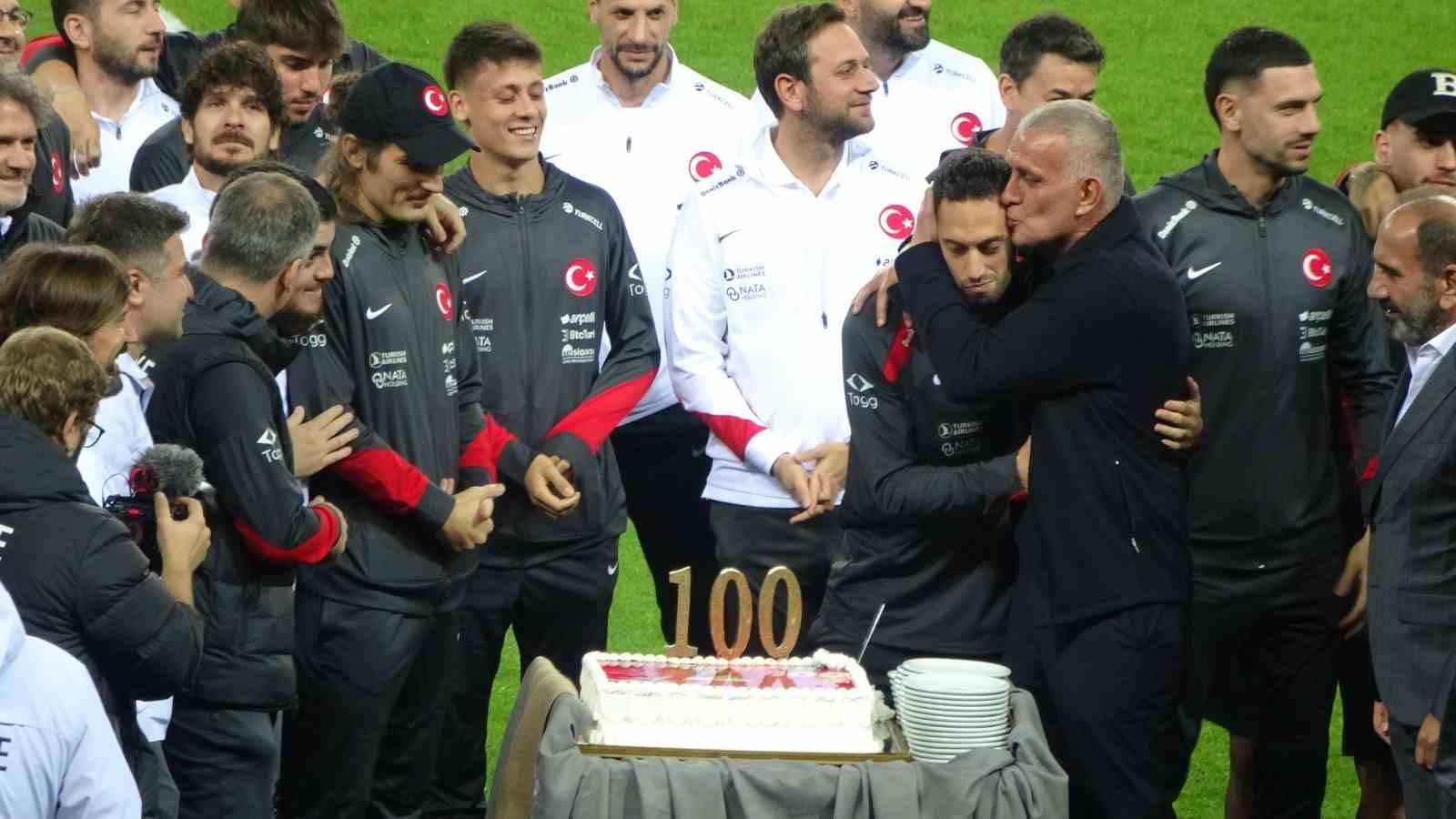 Hakan Çalhanoğlu’na 100. milli maç sürprizi