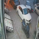 Esenyurt’ta motosiklet araca çarptı, o anlar kamerada