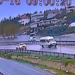Büyükçekmece’de yağmur nedeniyle kayan otobüs yoldan çıktı