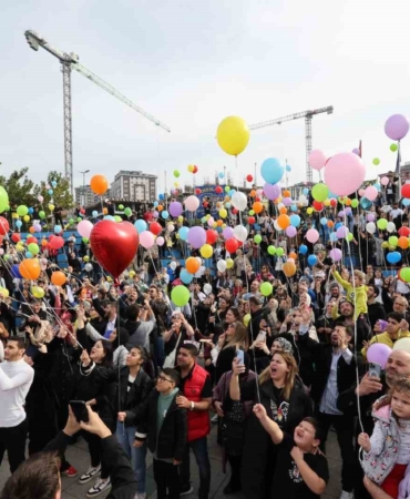 Minik Efe’nin lösemi zaferini gökyüzüne binlerce balon bırakarak kutladılar