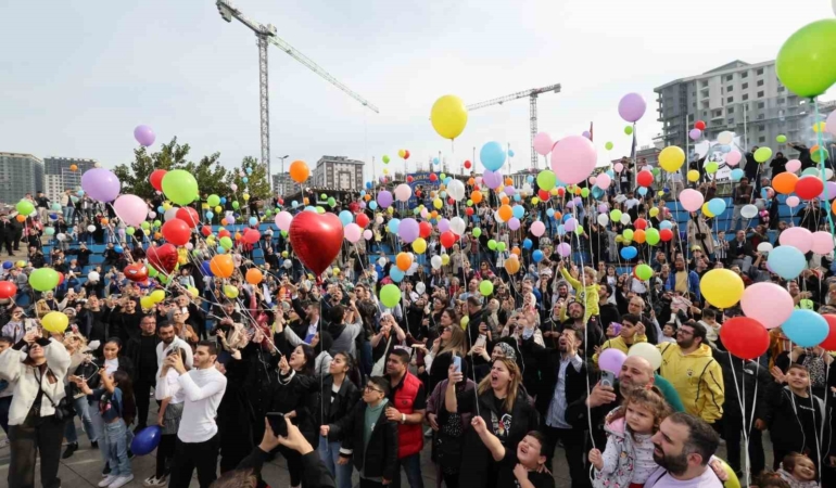 Minik Efe’nin lösemi zaferini gökyüzüne binlerce balon bırakarak kutladılar
