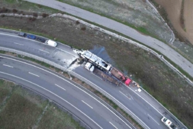 Arnavutköy’de tır virajı alamayıp devrildi: 1 ağır yaralı