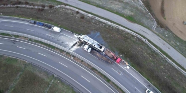 Arnavutköy’de tır virajı alamayıp devrildi: 1 ağır yaralı