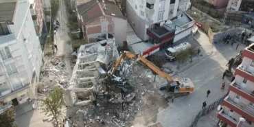 Kocaeli’de 4 kişiye mezar olan binanın enkazı kaldırılıyor