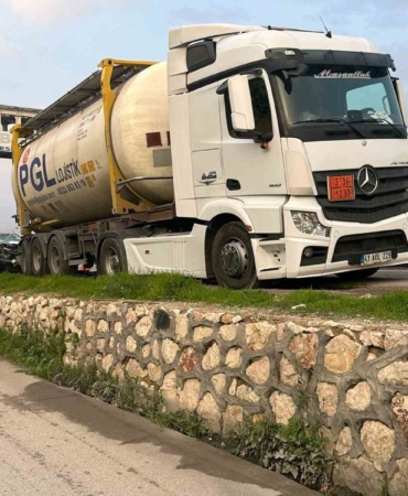 D-650’de park halindeki tıra çarpan otomobil hurdaya döndü: 1’i ağır 3 yaralı