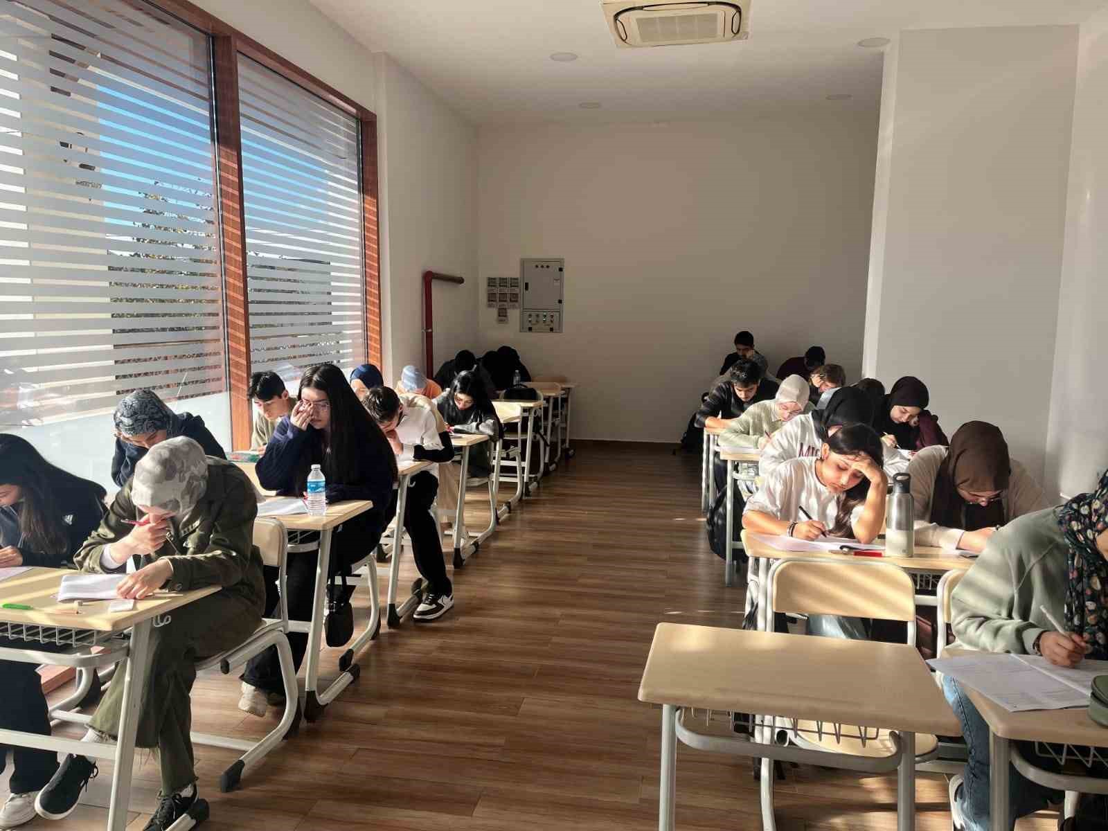 Sancaktepe Belediyesi’nden gençlere gerçeğini aratmayan TYT deneme sınavı