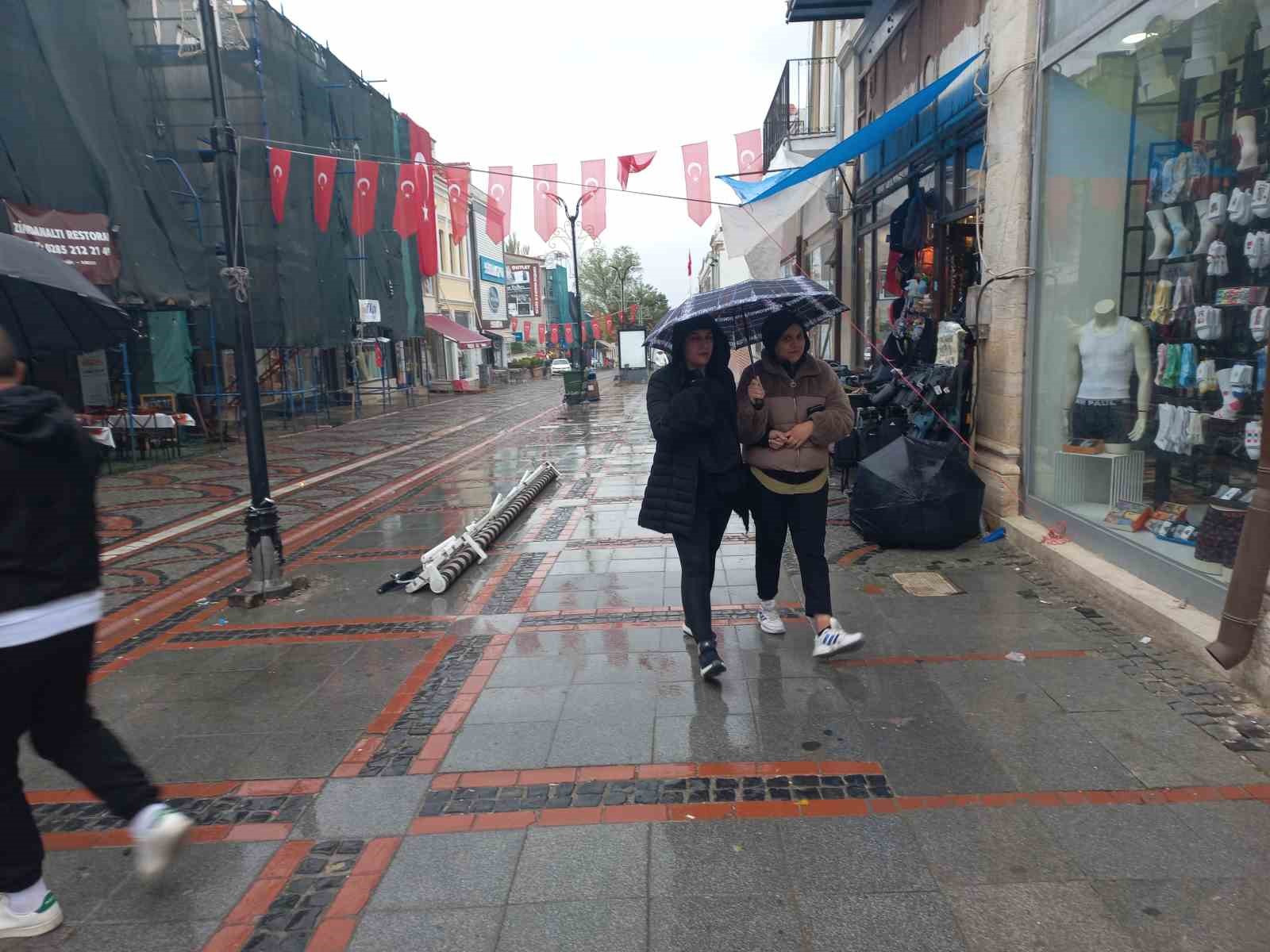 Edirne’de beklenen yağmur başladı