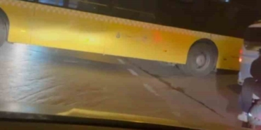 Ataşehir’de dönüş yapmak isteyen otobüs yolda sıkıştı