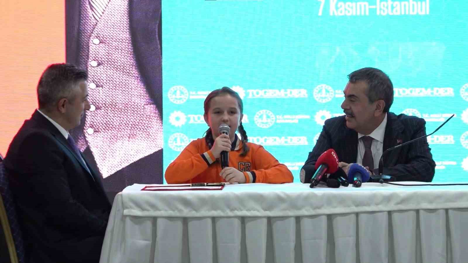 Bakan ile minik öğrencinin gülümseten anları