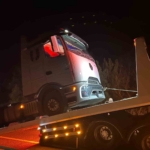 Balıkesir’de tırın direksiyonunun kilitlenmesi sonucu trafik felç oldu